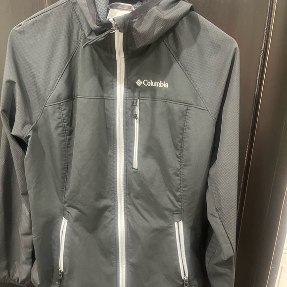 Columbia women’s rain / wind jacket with hoodie size M - Picture 1 of 3